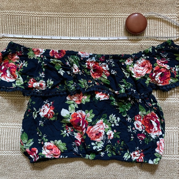 Off-Shoulder Floral Cropped Top - Picture 5 of 6
